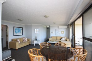 Room | In-room dining - Pinnacle Unit 403 (Forster)
