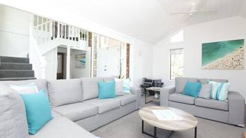 Phòng | Khu phòng khách | TV màn hình phẳng, đầu đĩa DVD