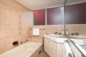 Bañera y ducha independientes