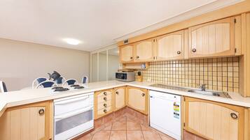 Room | Private kitchen | Full-sized fridge, microwave, oven, stovetop
