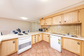 Room | Private kitchen | Full-size fridge, microwave, oven, stovetop - Sandbar Unit 402 (Sandbar)