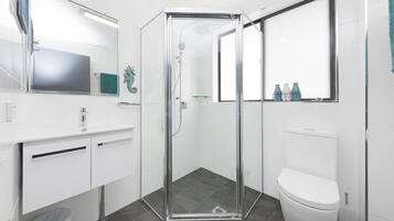 Room | Bathroom | Shower, towels