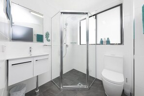 Room | Bathroom | Shower, towels - Wharf Street Vista (Forster)
