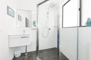 Room | Bathroom | Shower, towels - Wharf Street Vista (Forster)