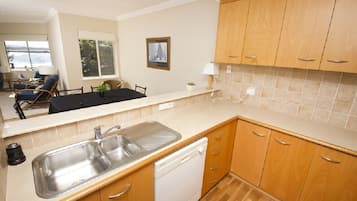 Kamar | Dapur pribadi | Lemari es besar, microwave, oven, dan kompor