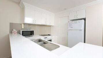 Room | Private kitchen | Full-sized fridge, microwave, oven, stovetop