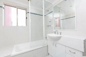 Room | Bathroom | Combined shower/tub - Whitesands Unit 402 (Forster)