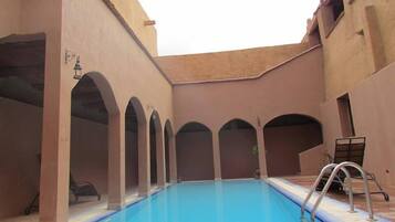 حمّام سباحة خارجي، مقاعد للتشمس