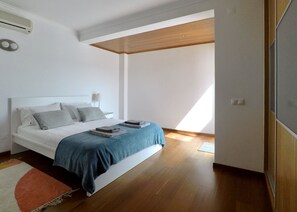 4 quartos, ferros/tábuas de passar roupa, Wi-Fi, roupa de cama