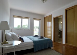 4 quartos, ferros/tábuas de passar roupa, Wi-Fi, roupa de cama
