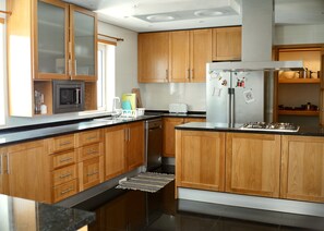 Geladeira, micro-ondas, fogão, cooktop