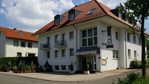 A hotel with a red-tiled roof, white exterior walls, and a sign indicating it is the "Gasthof Vogt Hotel". - Hotel Vogt (Bad Driburg)