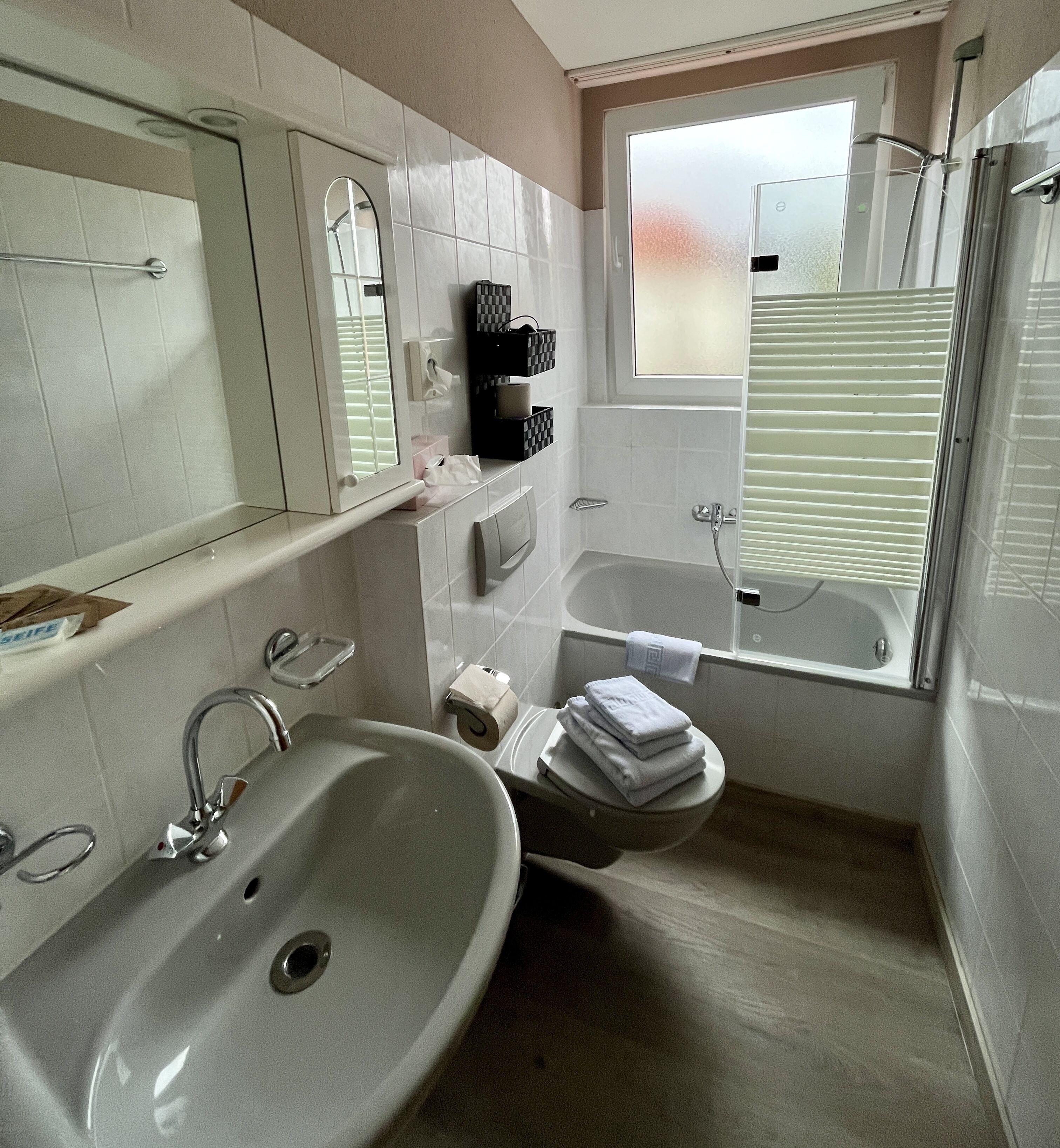 Double Room | Bathroom | Shower, free toiletries, hair dryer, towels