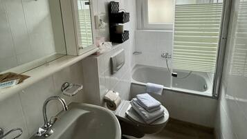 Doppelzimmer | Badezimmer | Dusche, kostenlose Toilettenartikel, Haartrockner, Handtücher