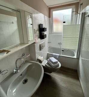 Habitación doble | Baño | Regadera, amenidades de baño gratuitas, secadora de cabello, toallas 
