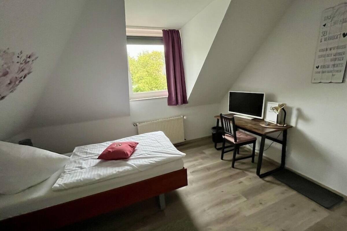 Skrivebord, wi-fi (inkludert) og sengetøy