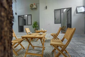 Deluxe-Doppelzimmer, 1 Queen-Bett, Terrasse, Gartenblick (Economy Double Room) | Ausblick vom Zimmer