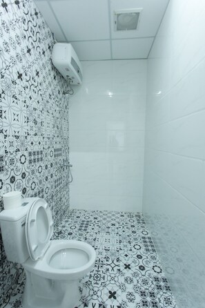 Family Double Room, Ensuite | Bathroom | Shower, free toiletries, slippers, bidet - King Homestay (Hue)