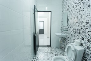 Bathroom - King Homestay (Hue)