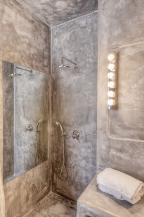 Villa, 4 chambres, piscine privée | Salle de bain | Douche, sèche-cheveux, serviettes fournies, savon