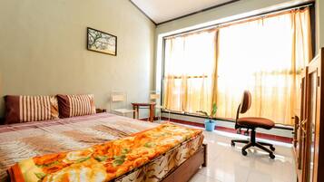 Kahden hengen standard-huone | Työpöytä, äänieristys, ilmainen Wi-Fi, vuodevaatteet