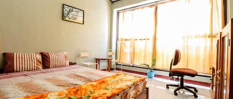 Standard Double Room | Desk, soundproofing, free WiFi, bed sheets