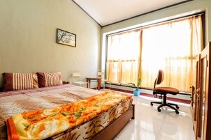 Standard Double Room | Desk, soundproofing, free WiFi, bed sheets
