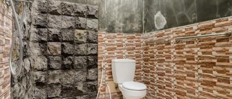 Chambre Standard double, salle de bains commune | Salle de bain | Douche, serviettes fournies