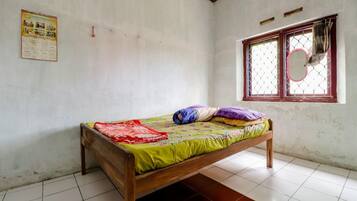 Standard Double Room, Shared Bathroom | Desk