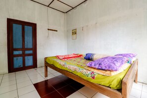 標準雙人房, 共用浴室 | 書桌