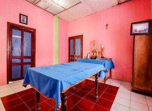 Doppia Standard, bagno condiviso | Una scrivania