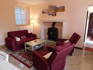 Smart TV, fireplace, books, video library - A Country House near the Lake Cod. 012104-CNI-00006 IT012104C24MJ5EPRC (Monvalle)