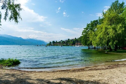 A Country House near the Lake Cod. 012104-CNI-00006 IT012104C24MJ5EPRC