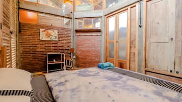Standard Double Room with Fan | Escritorio y wifi gratis