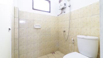 Family Suite | Bathroom | Shower, free toiletries, towels, soap