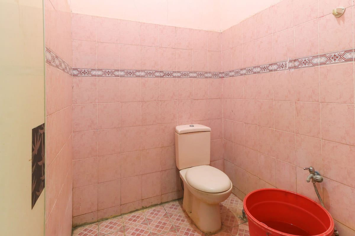 standard twin room | bathroom | shower, towels