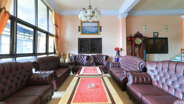 Lobby sitting area - Hotel Mutiara Khadijah (Makassar)