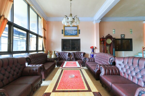 Lobby sitting area - Hotel Mutiara Khadijah (Makassar)