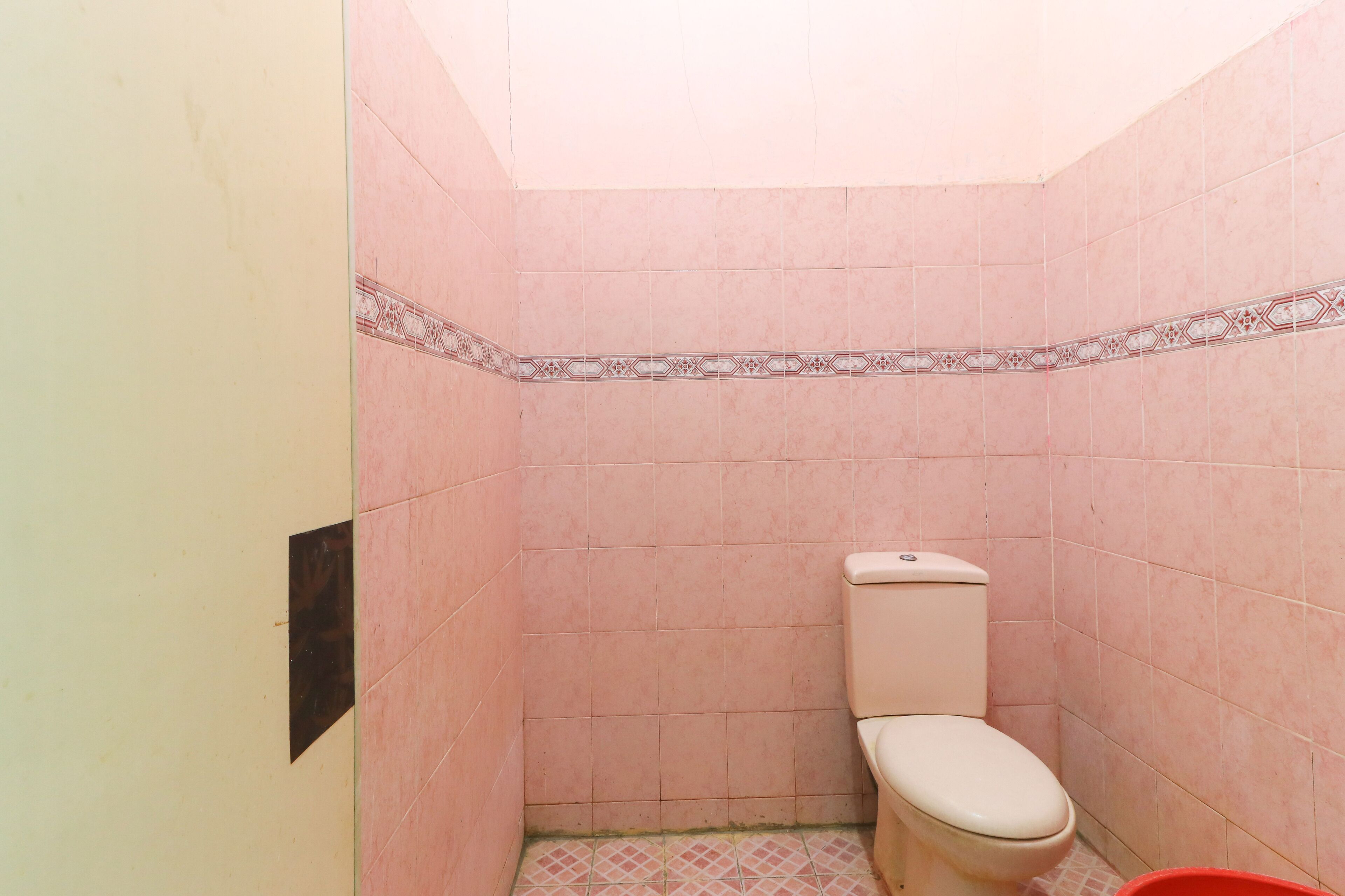 standard twin room | bathroom | shower, towels