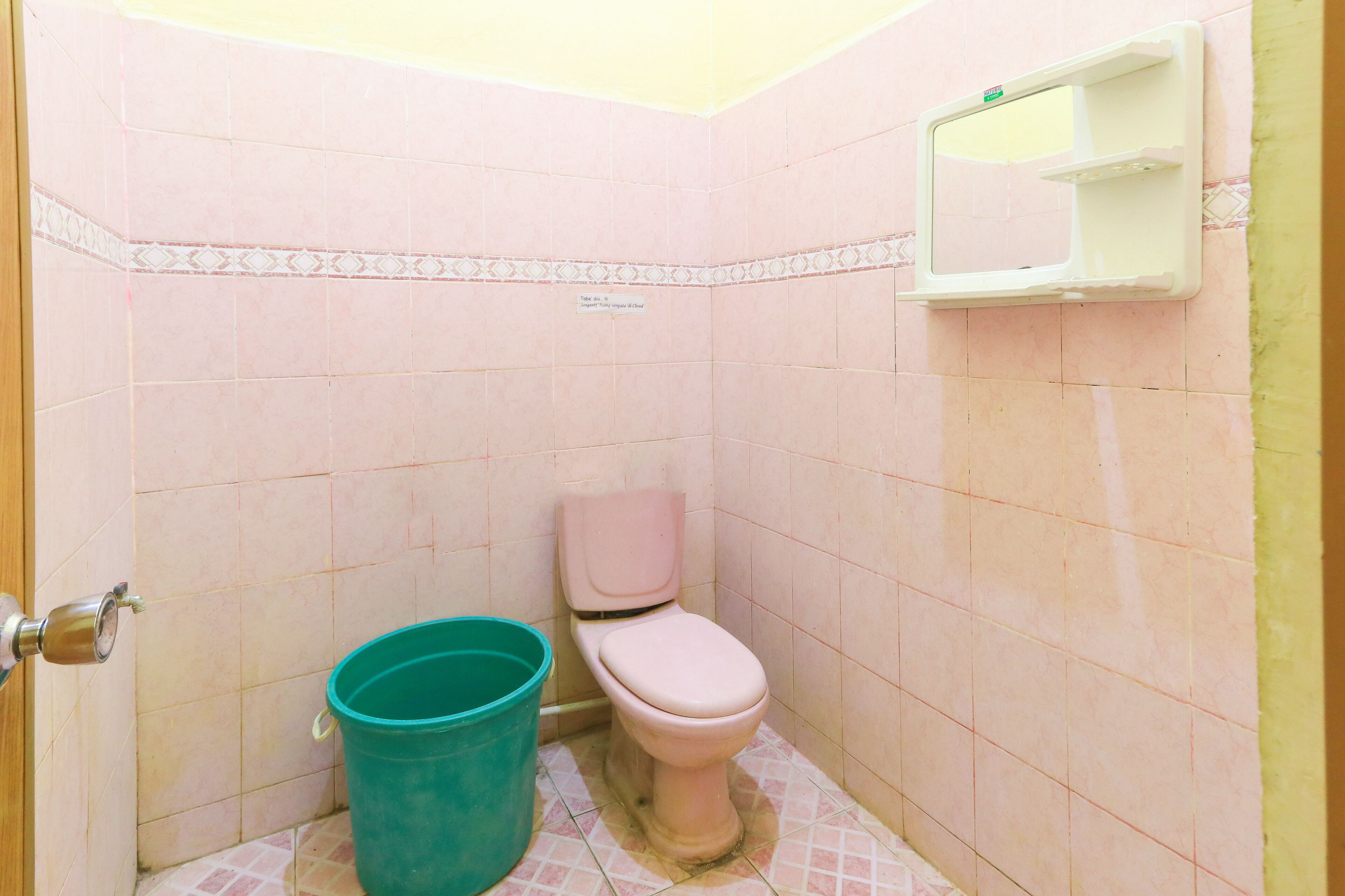 standard twin room | bathroom | shower, towels