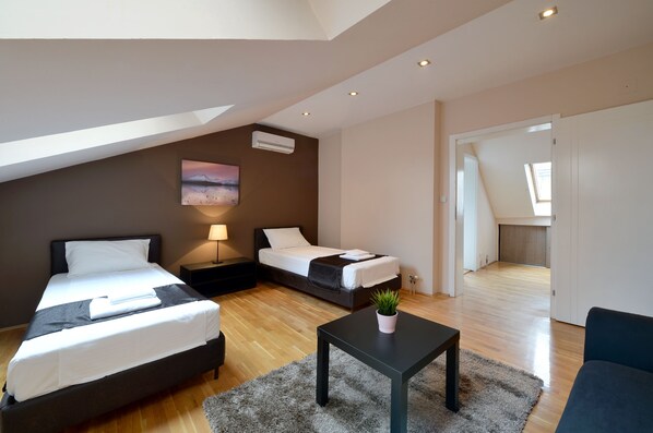 2 chambres, fer et planche à repasser, lit de bébé portatif