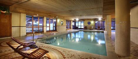 Una piscina cubierta, una piscina climatizada