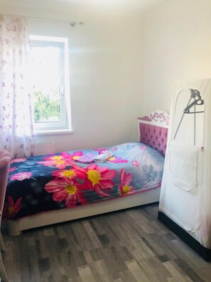 1 bedroom, WiFi, bed sheets - Salzburg Center Near Train Station a room for ladies. (Salzburg)