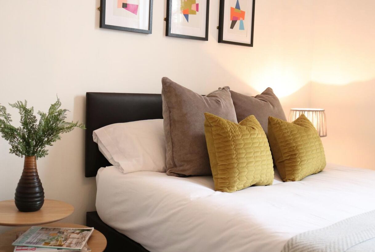 Muebles diferentes y ropa de cama 