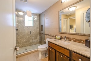 Sèche-cheveux, bidet, serviettes fournies, savon