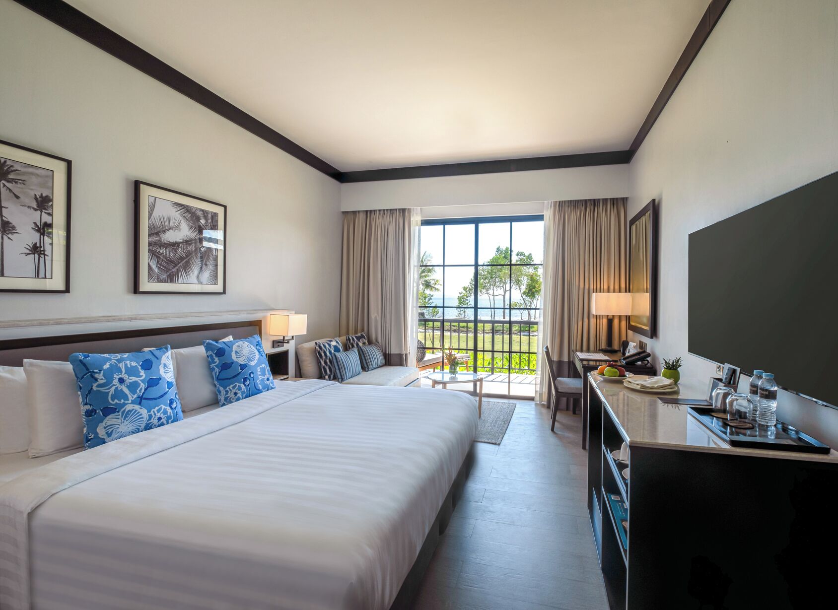 Minibar, in-room safe, individually decorated, individually furnished