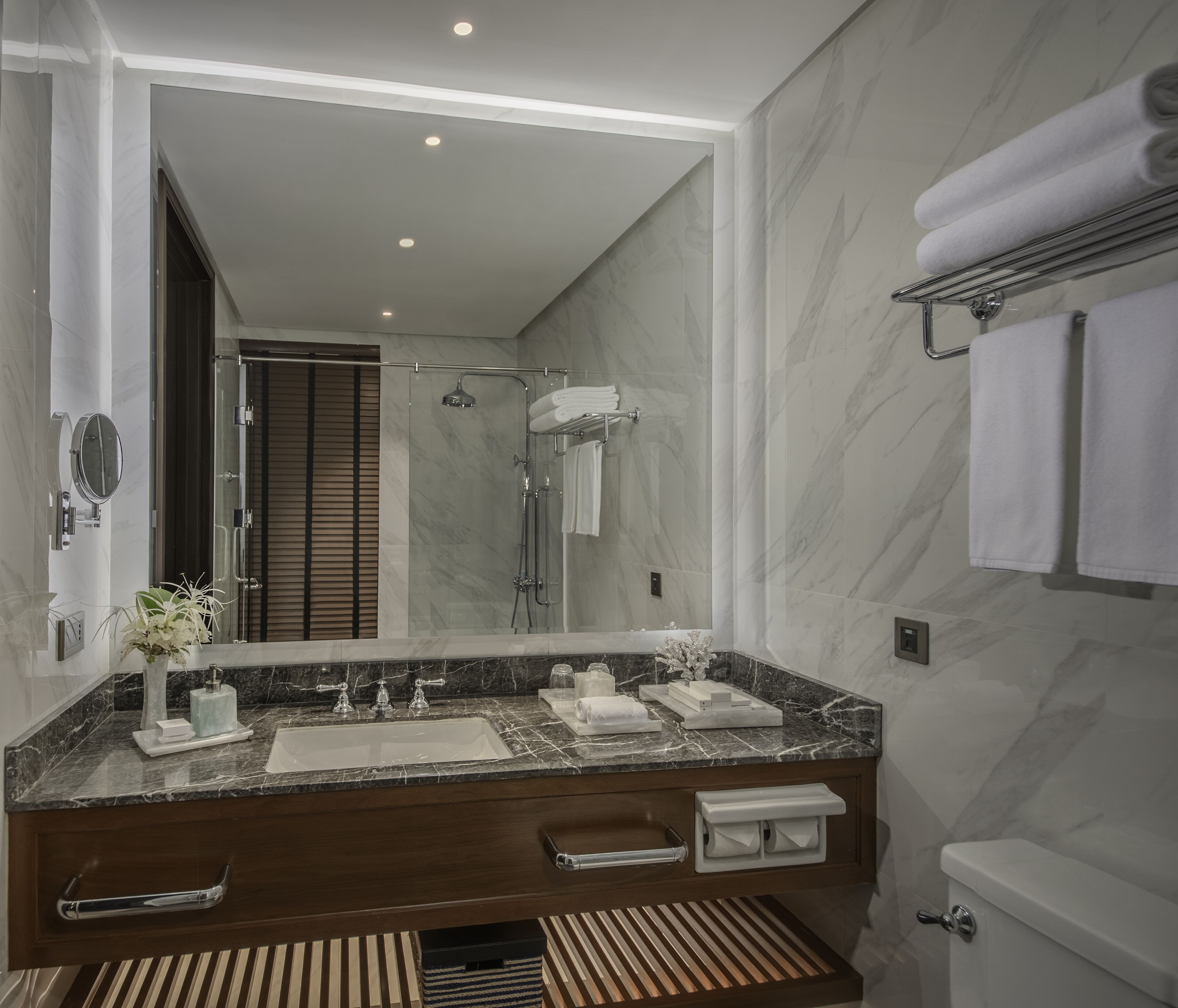 Une salle de bain moderne avec un meuble-lavabo en marbre, une douche et des toilettes.