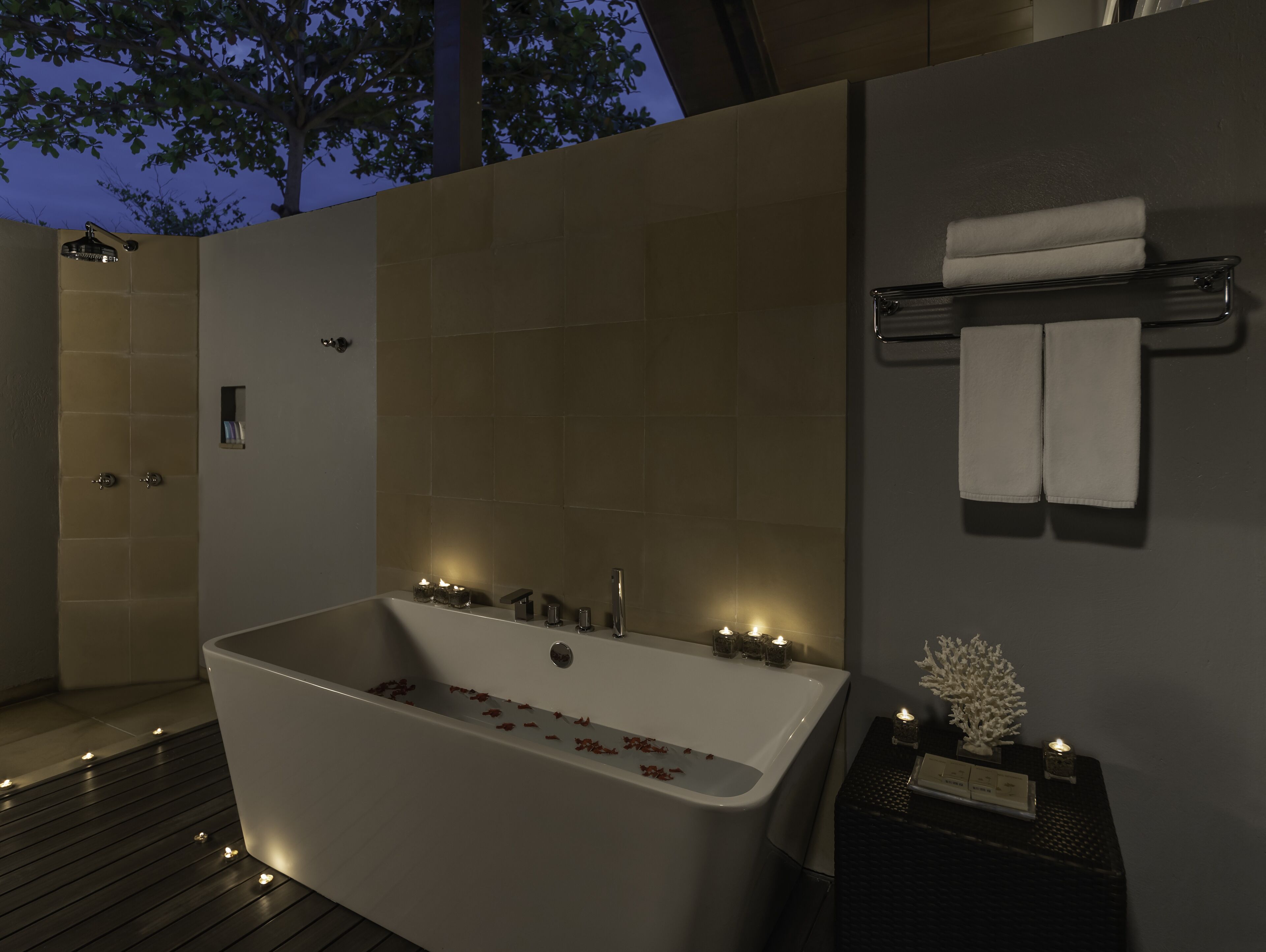 Deep soaking bathtub