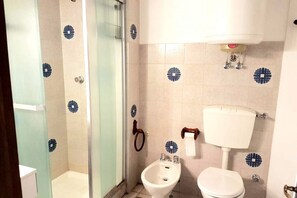 Tina, secadora de cabello, bidet, toallas 