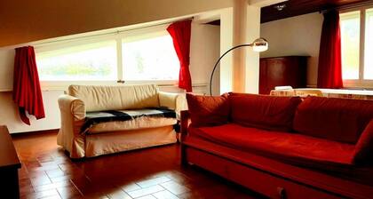 Kattohuoneisto 100 metrin päässä rinteistä, valoisa ja hiljainen